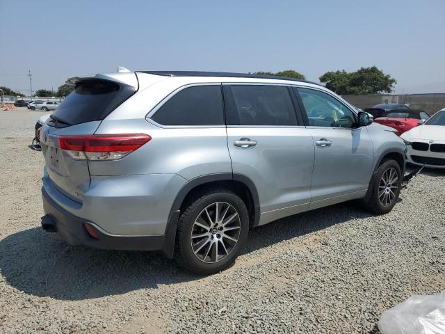 5TDJZRFH0JS541219 - 2018 TOYOTA HIGHLANDER SE فضي صورة 3