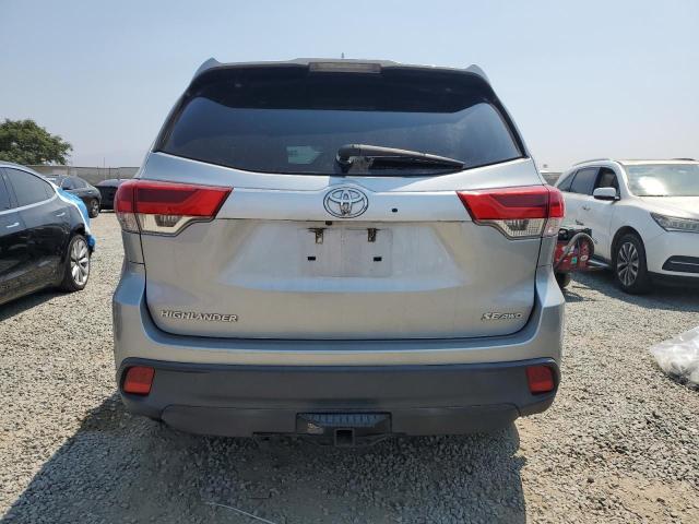 5TDJZRFH0JS541219 - 2018 TOYOTA HIGHLANDER SE فضي صورة 6
