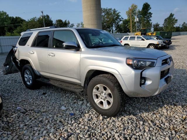 JTEMU5JR9P6140745 - 2023 TOYOTA 4RUNNER SE SILVER photo 4