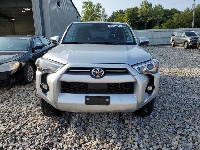 JTEMU5JR9P6140745 - 2023 TOYOTA 4RUNNER SE SILVER photo 5