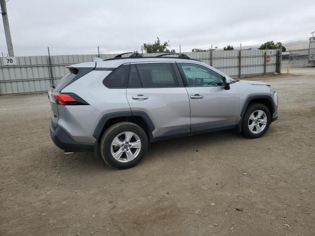 2T3W1RFV6LC044018 - 2020 TOYOTA RAV4 XLE SILVER photo 3