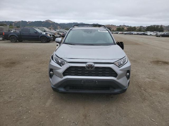 2T3W1RFV6LC044018 - 2020 TOYOTA RAV4 XLE SILVER photo 5