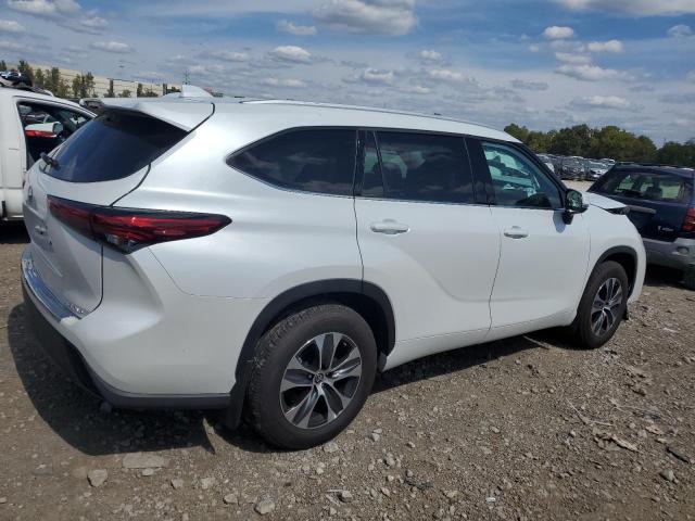 5TDHZRBH0NS597428 - 2022 TOYOTA HIGHLANDER XLE WHITE photo 3