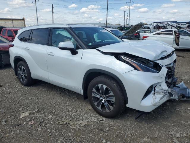 5TDHZRBH0NS597428 - 2022 TOYOTA HIGHLANDER XLE WHITE photo 4