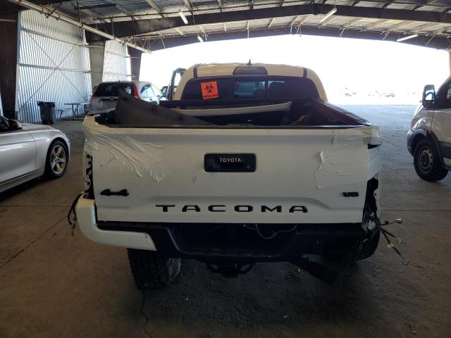 3TMCZ5AN4JM168362 - 2018 TOYOTA TACOMA DOUBLE CAB WHITE photo 6