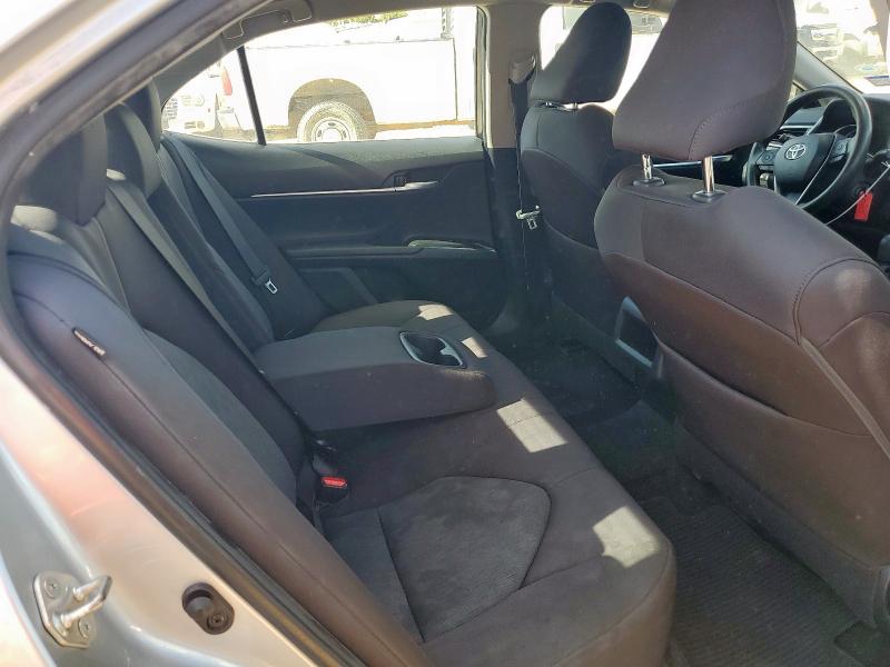 4T1B11HK1JU589955 - 2018 TOYOTA CAMRY L 银色 照片 10