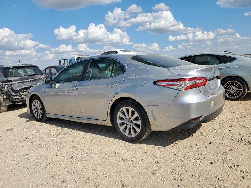 4T1B11HK1JU589955 - 2018 TOYOTA CAMRY L 银色 照片 2