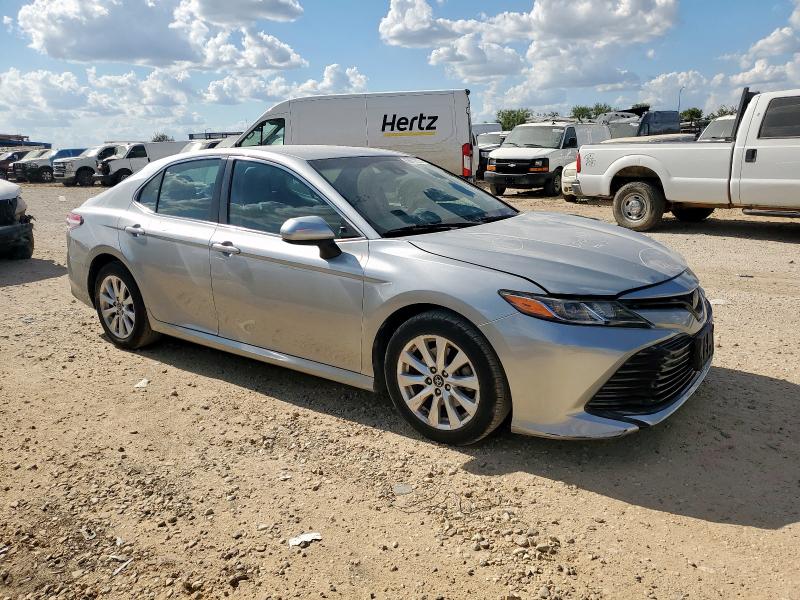 4T1B11HK1JU589955 - 2018 TOYOTA CAMRY L 银色 照片 4