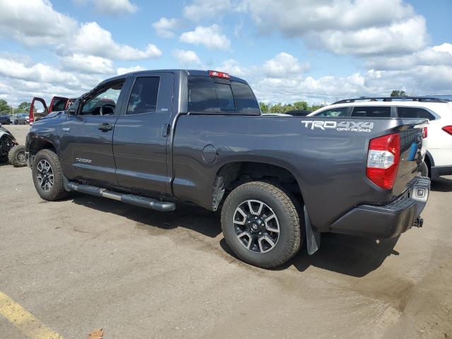 5TFUY5F1XJX697502 - 2018 TOYOTA TUNDRA DOUBLE CAB SR GRAY photo 2
