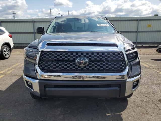5TFUY5F1XJX697502 - 2018 TOYOTA TUNDRA DOUBLE CAB SR GRAY photo 5