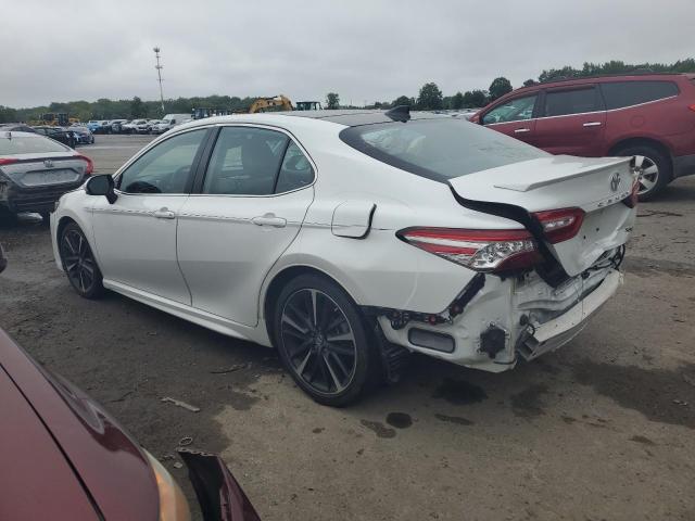 4T1BZ1HK1KU032733 - 2019 TOYOTA CAMRY XSE WHITE photo 2