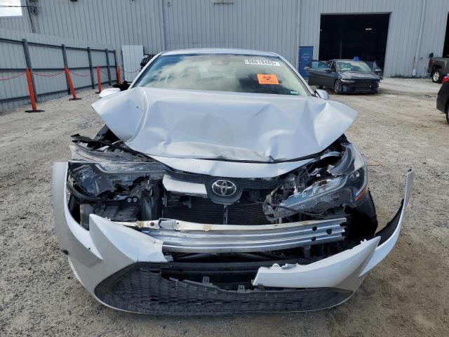 5YFEPMAEXNP369447 - 2022 TOYOTA COROLLA LE 银色 照片 5
