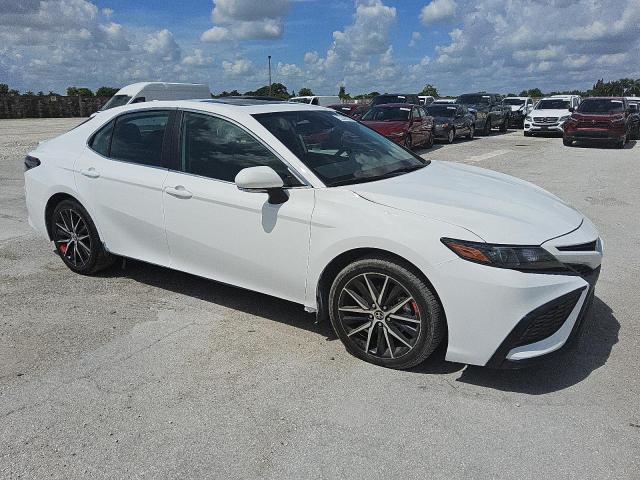 4T1T11AK4RU871243 - 2024 TOYOTA CAMRY SE NIGHT SHADE WHITE photo 4