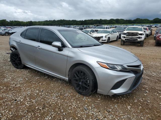 JTNB11HK1J3046515 - 2018 TOYOTA CAMRY L SILVER photo 4