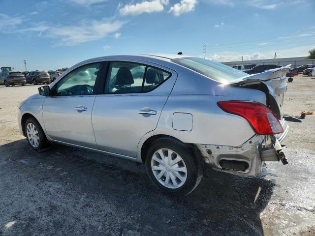 3N1CN7AP3JL875924 - 2018 NISSAN VERSA S 银色 照片 2