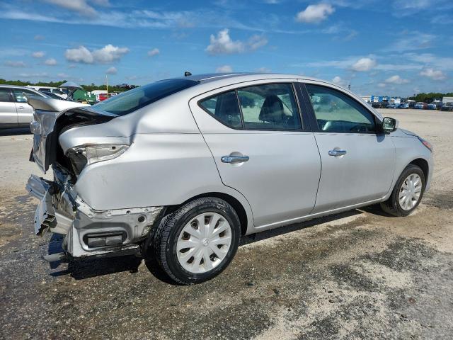 3N1CN7AP3JL875924 - 2018 NISSAN VERSA S 银色 照片 3