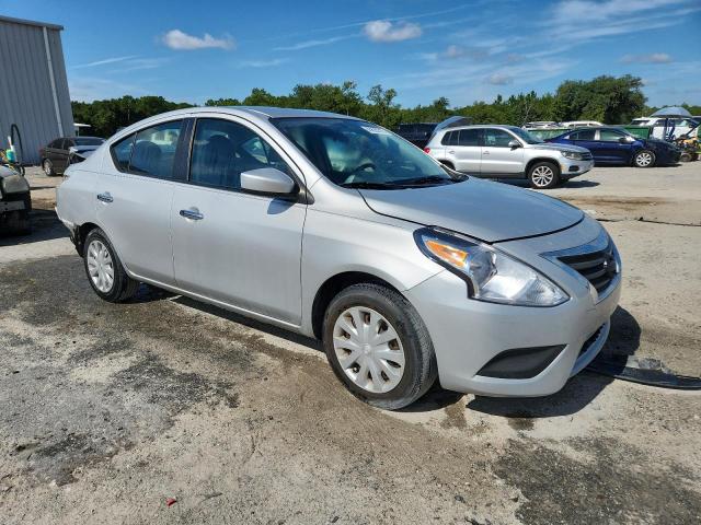 3N1CN7AP3JL875924 - 2018 NISSAN VERSA S 银色 照片 4