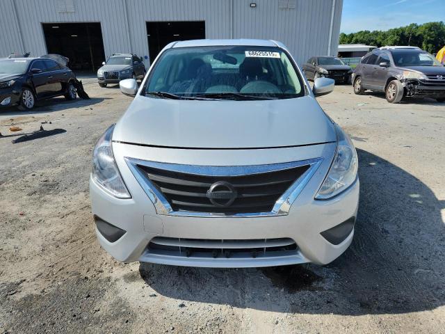 3N1CN7AP3JL875924 - 2018 NISSAN VERSA S 银色 照片 5