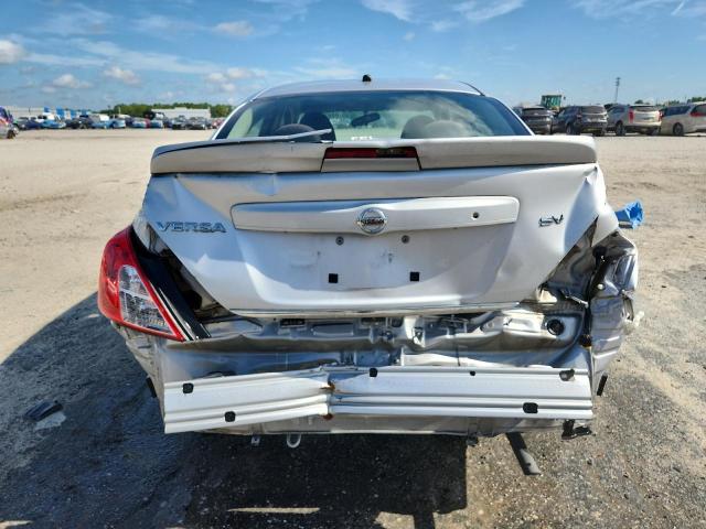 3N1CN7AP3JL875924 - 2018 NISSAN VERSA S 银色 照片 6