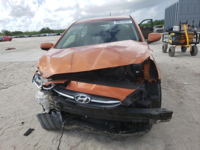 KMHCT5AE7HU326549 - 2017 HYUNDAI ACCENT SE ORANGE photo 5