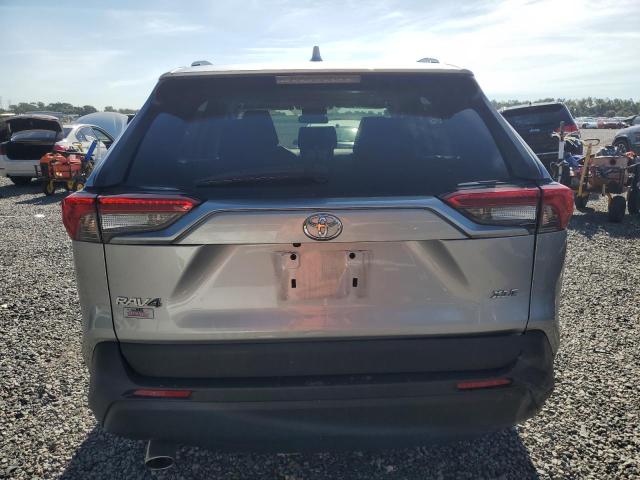 2T3W1RFV5PC246029 - 2023 TOYOTA RAV4 XLE ვერცხლისფერი ფოტო 6