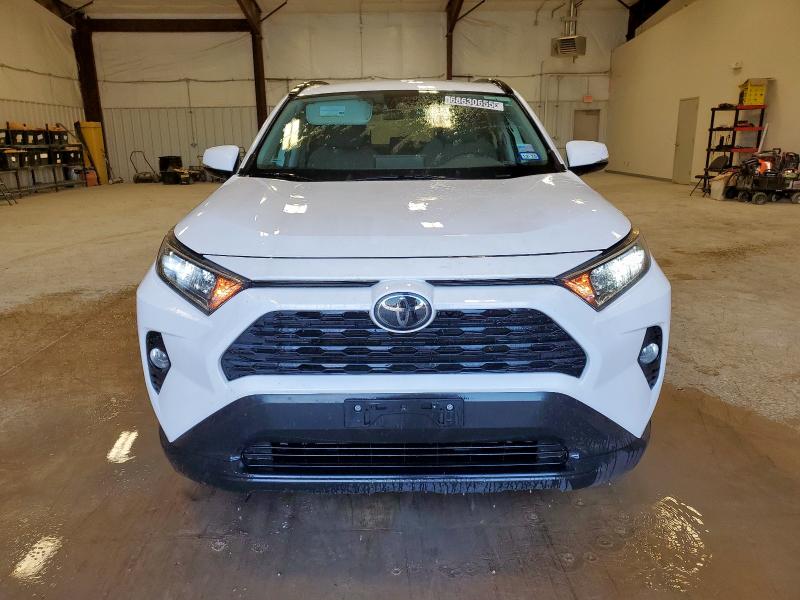 2T3W1RFV1LC053869 - 2020 TOYOTA RAV4 XLE WHITE photo 5