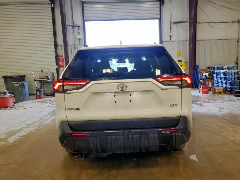 2T3W1RFV1LC053869 - 2020 TOYOTA RAV4 XLE WHITE photo 6