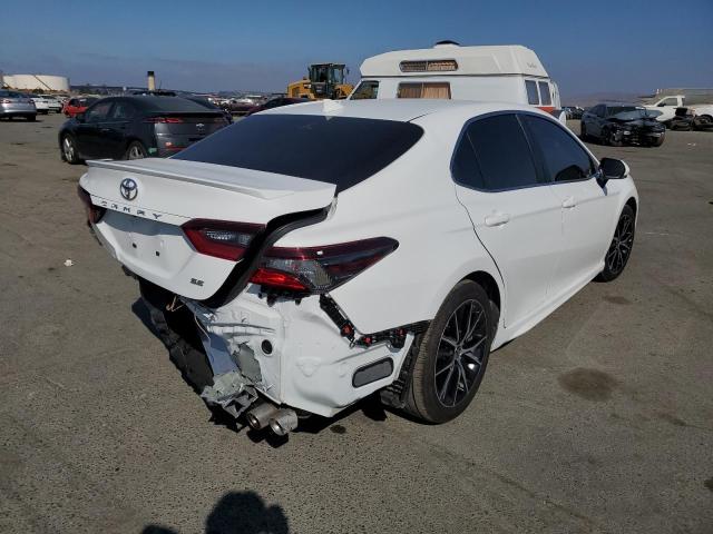 4T1G11AK7PU794222 - 2023 TOYOTA CAMRY SE NIGHT SHADE WHITE photo 3