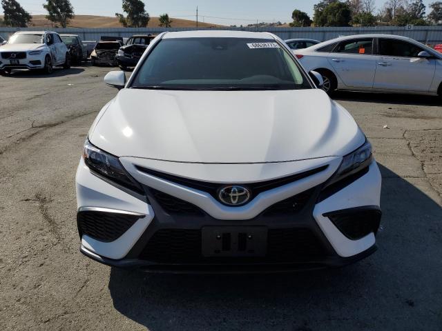 4T1G11AK7PU794222 - 2023 TOYOTA CAMRY SE NIGHT SHADE WHITE photo 5