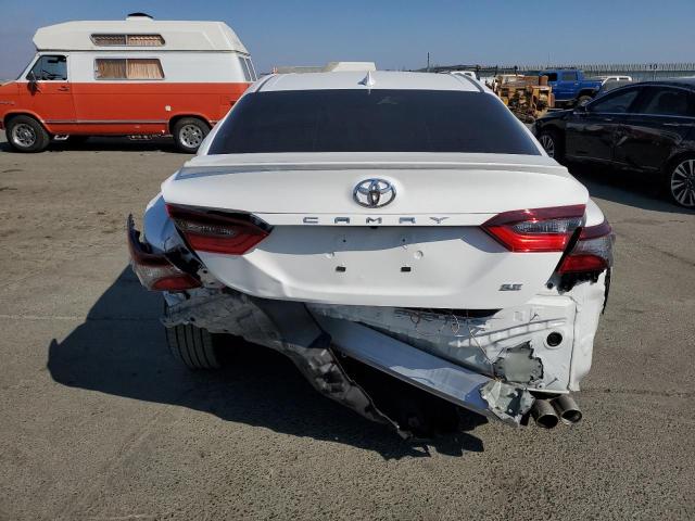 4T1G11AK7PU794222 - 2023 TOYOTA CAMRY SE NIGHT SHADE WHITE photo 6