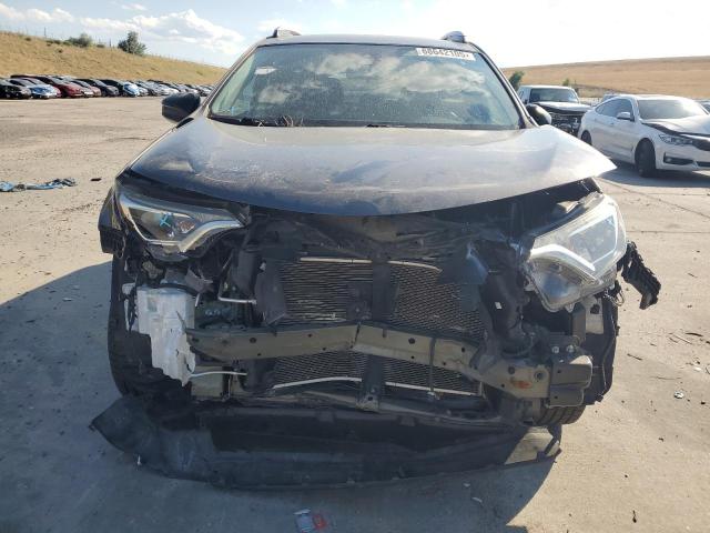 2T3ZFREV0JW487678 - 2018 TOYOTA RAV4 LE Gris foto 5