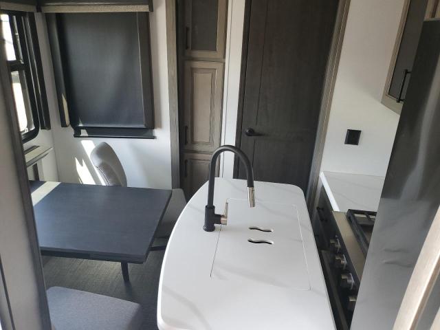 4YDFM0T29P4700384 - 2023 KEYSTONE MONTANA ბეჟი ფოტო 6