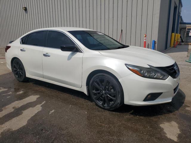 1N4AL3AP5JC472497 - 2018 NISSAN ALTIMA 2.5 თეთრი ფოტო 4
