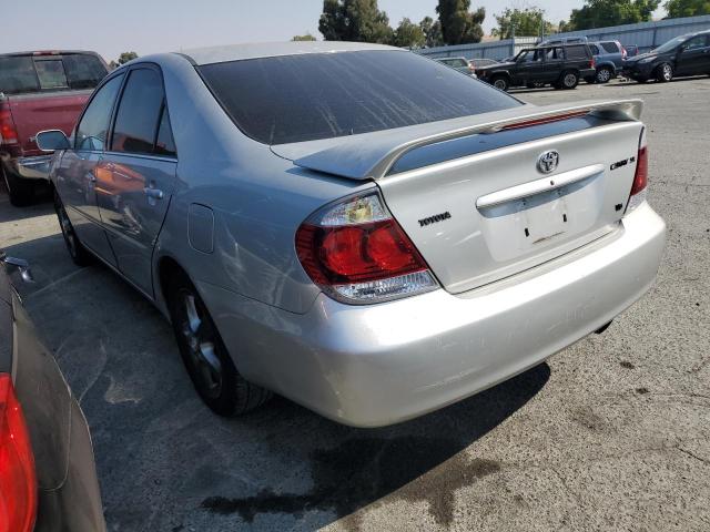 4T1BA30K05U508389 - 2005 TOYOTA CAMRY SE SILVER photo 2