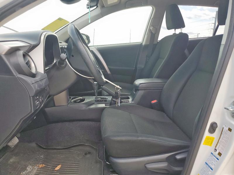 JTMBFREV3HJ107131 - 2017 TOYOTA RAV4 LE 白色 照片 7