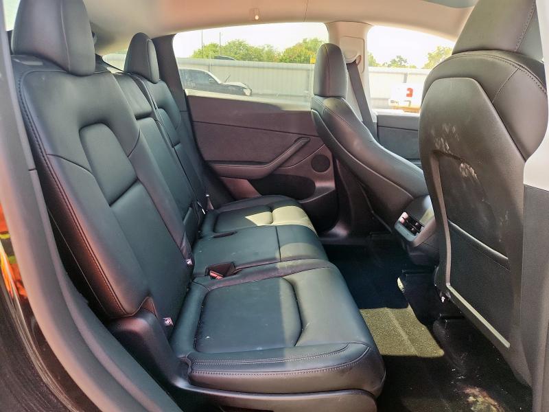 7SAYGAEE2SF302261 - 2025 TESLA MODEL Y Schwarz Foto 10