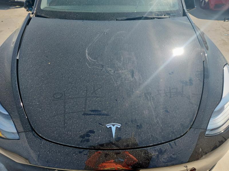 7SAYGAEE2SF302261 - 2025 TESLA MODEL Y Schwarz Foto 11