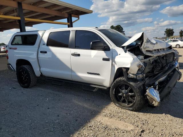 5TFDW5F15JX773231 - 2018 TOYOTA TUNDRA CREWMAX SR5 WHITE photo 4