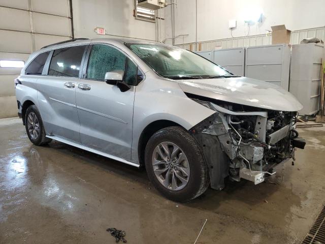 5TDYSKFC0PS079235 - 2023 TOYOTA SIENNA XLE GRAY photo 4