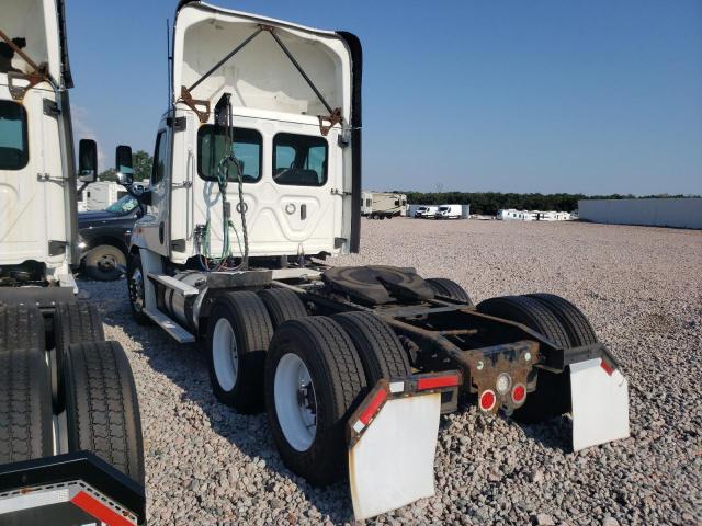 3AKJGBDV4JSGX9112 - 2018 FREIGHTLINER CASCADIA 1 Սպիտակ լուսանկար 3