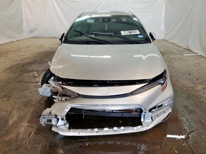 JTDS4RCE3LJ013039 - 2020 TOYOTA COROLLA SE Silber Foto 5