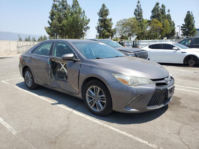 4T1BF1FK5GU198983 - 2016 TOYOTA CAMRY LE 灰色 照片 4