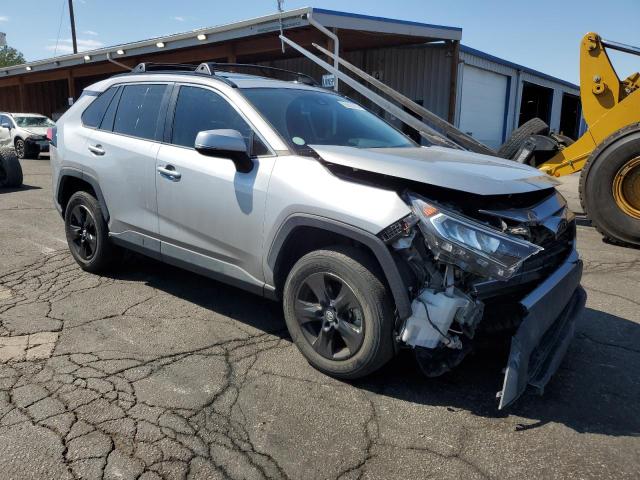 2T3W1RFV1LW073991 - 2020 TOYOTA RAV4 XLE SILVER photo 4