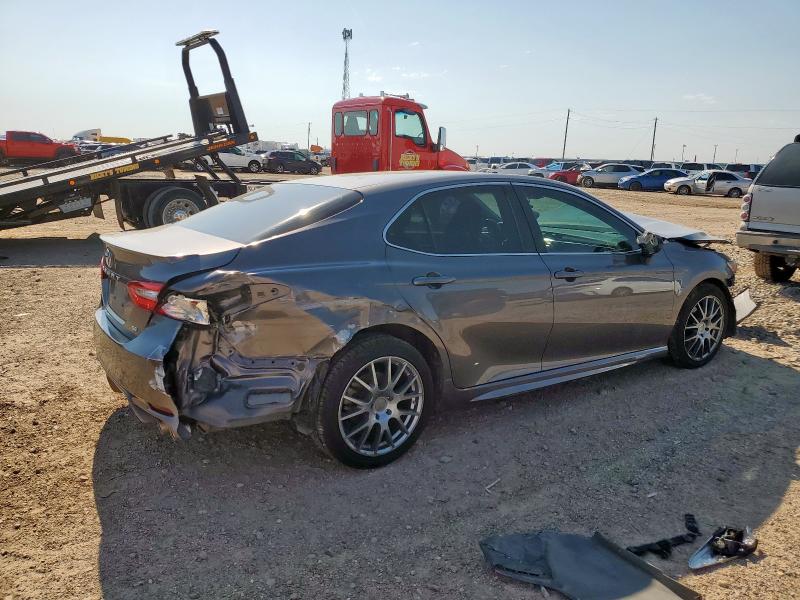 4T1B11HK5JU075400 - 2018 TOYOTA CAMRY L رمادي صورة 3
