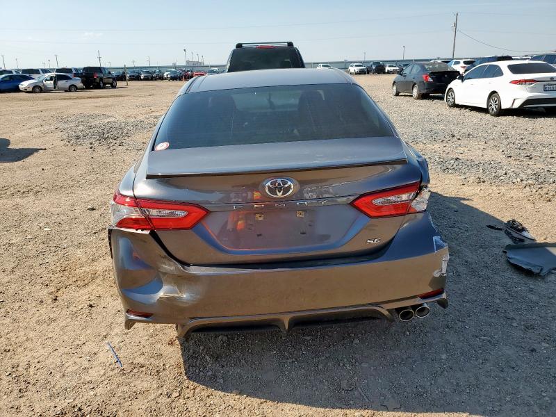 4T1B11HK5JU075400 - 2018 TOYOTA CAMRY L رمادي صورة 6