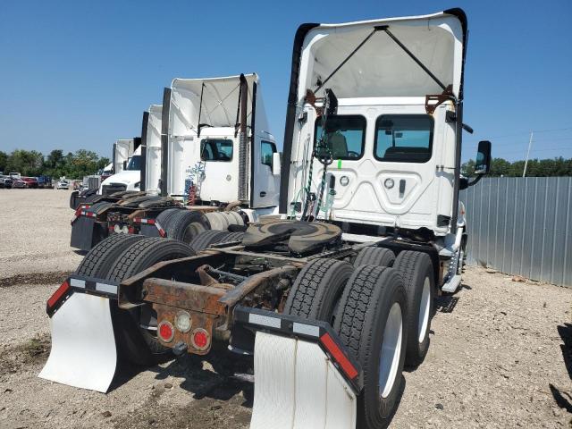 3AKJGBDV0JSGX9110 - 2018 FREIGHTLINER CASCADIA 1 WHITE photo 4