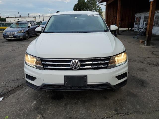3VV2B7AX5JM119864 - 2018 VOLKSWAGEN TIGUAN SE أبيض صورة 5