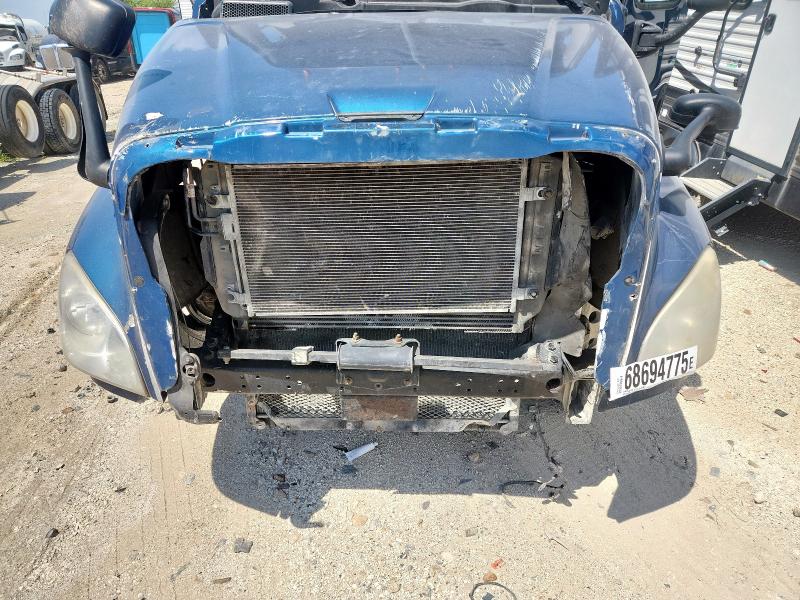 1FUJGLDR8CLAY4836 - 2012 FREIGHTLINER CASCADIA 1 BLUE photo 7