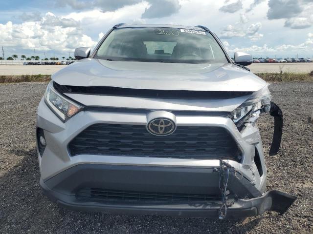 2T3W1RFV9MW160670 - 2021 TOYOTA RAV4 XLE 银色 照片 5