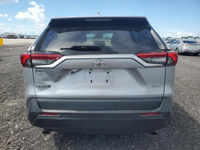 2T3W1RFV9MW160670 - 2021 TOYOTA RAV4 XLE 银色 照片 6